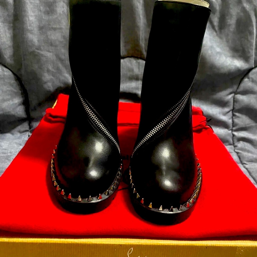 CHRISTIAN LOUBOUTIN  Spikes Birgitta Lug 70 Zip Ankle Boots 40 Black